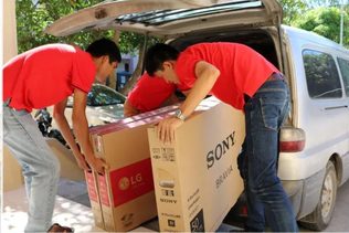Nhân viên Hồng Hà giao TV cho bệnh viện