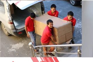 Nhân viên Hồng Hà vận chuyển thiết bị phục vụ sự kiện